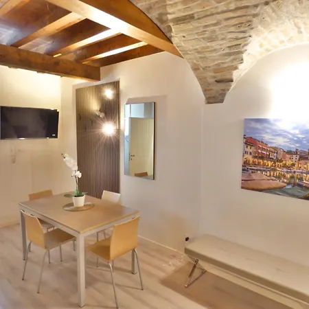 Bright House In Old Town Desenzano Appartement Desenzano del Garda