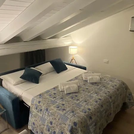 Bright House In Old Town Desenzano Appartement