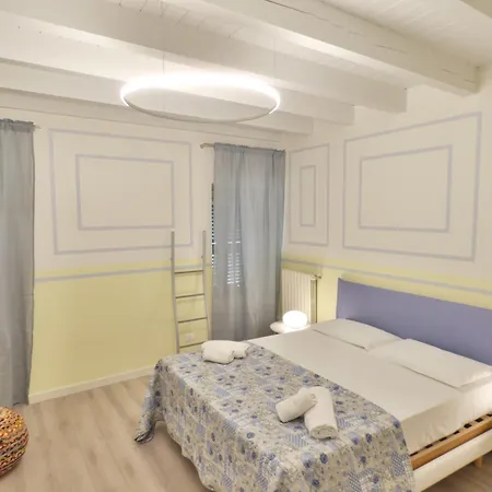 Bright House In Old Town Desenzano Desenzano del Garda